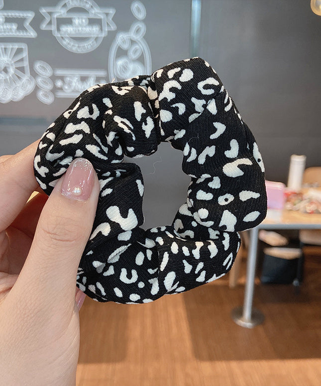 Gumka do włosów scrunchie czarna w zwierzęcy wzór - Akcesoria do stylizacji włosów