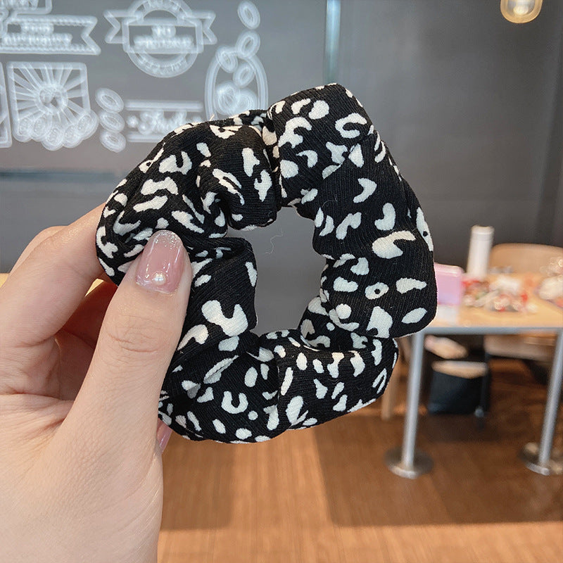 Gumka do włosów scrunchie czarna w zwierzęcy wzór - Akcesoria do stylizacji włosów