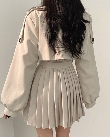 Damski płaszcz o kroju taliowanego trencza