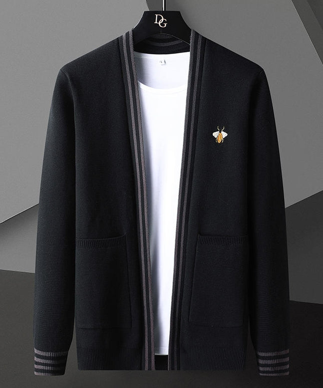 Męski sweter typu kardigan z naszywką pszczoły