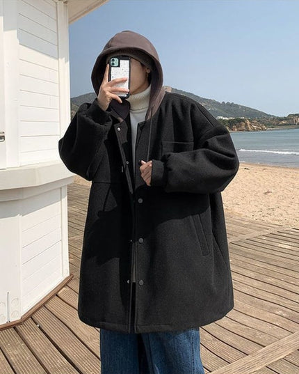 Męski płaszcz z kapturem zapinany na zatrzaski