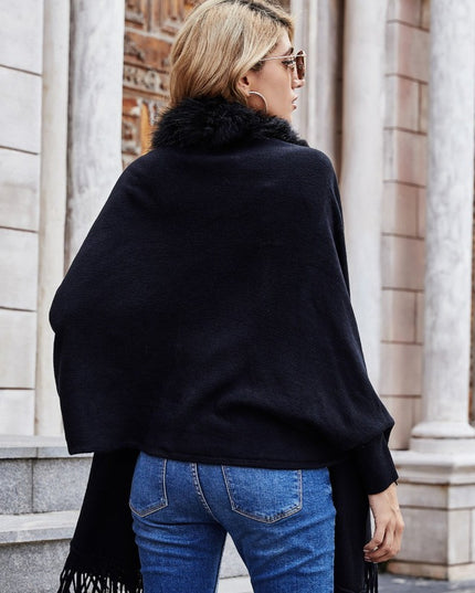 Damski sweter typu ponczo z frędzlami i futerkiem