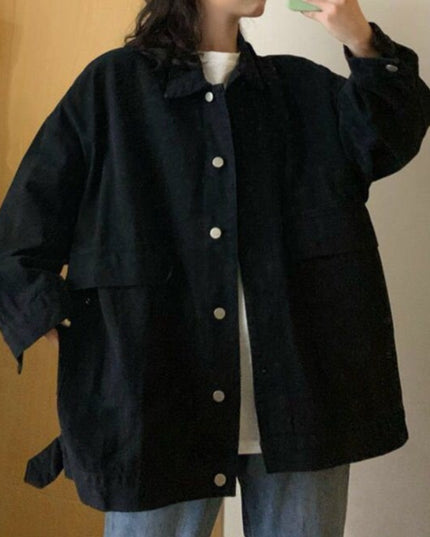 Damska kurtka jeansowa o kroju oversize z dużymi kieszeniami