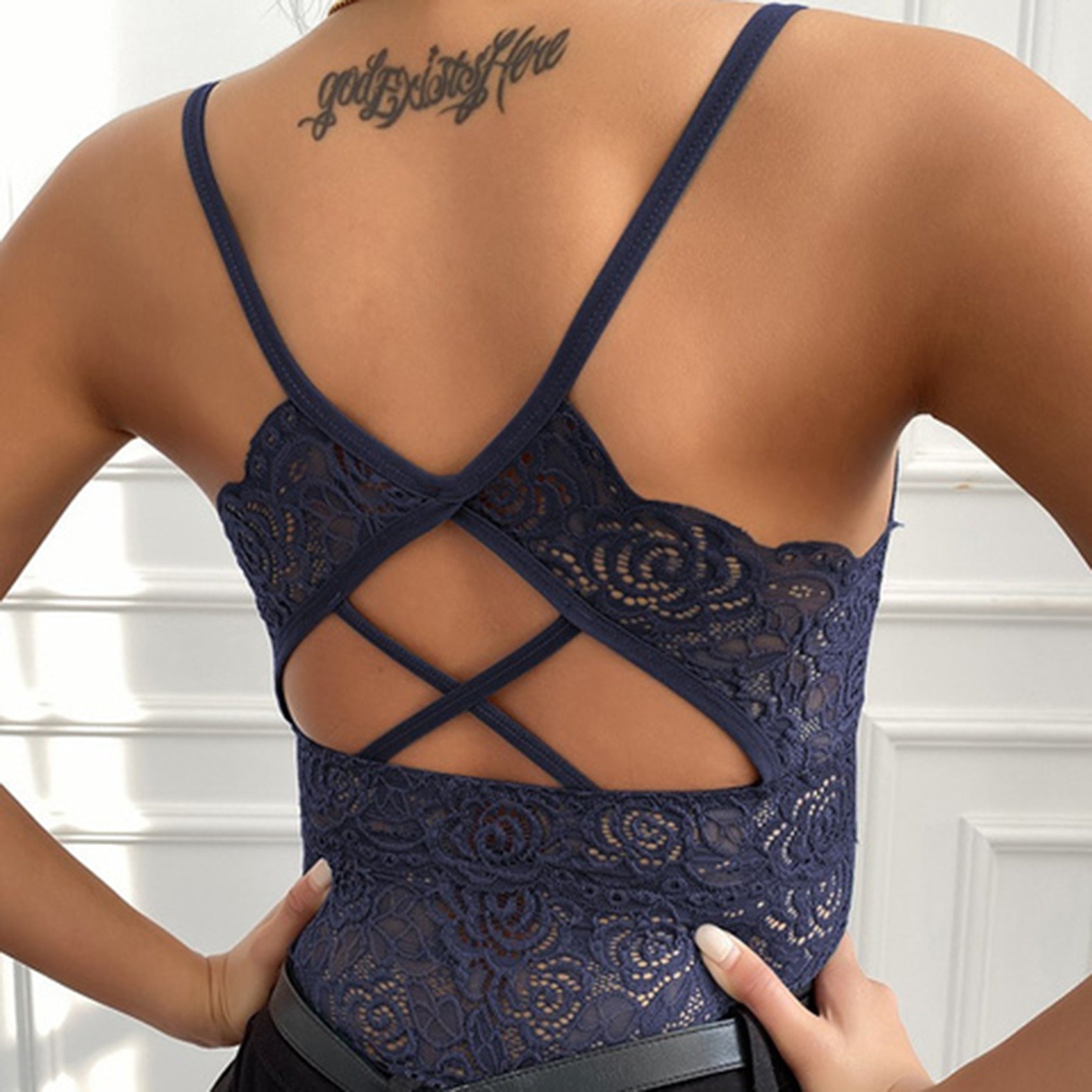 Damski crop top koronkowy na ramiączkach