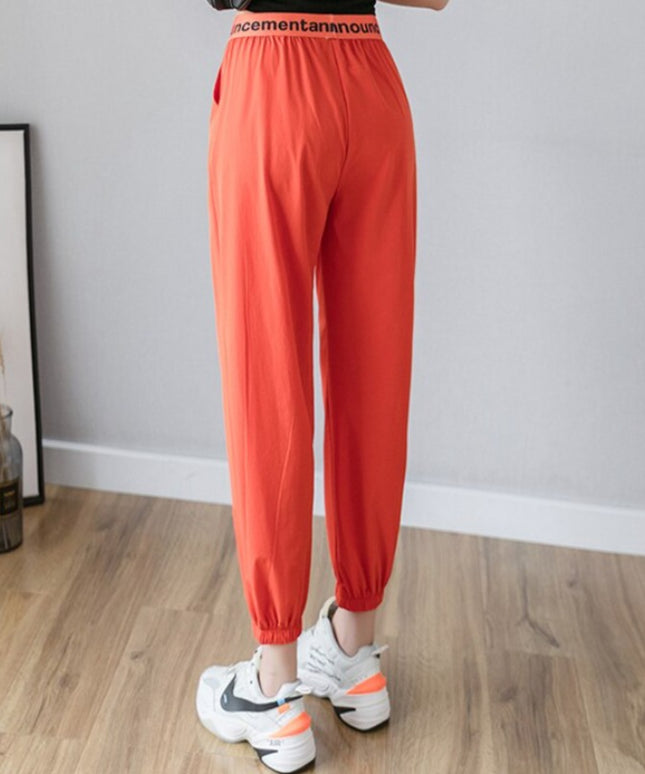 Damskie spodnie dresowe wykończone ozdobną gumą