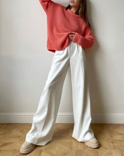 Damskie spodnie chinosy z szerokimi nogawkami podkreślające talię
