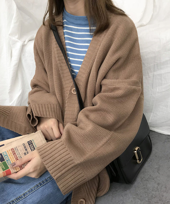 Damski sweter typu kardigan z szerokimi rękawami