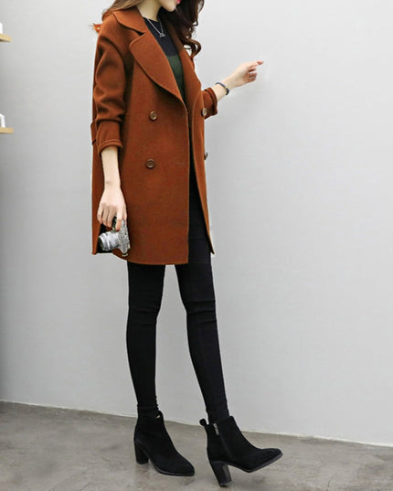 Damski płaszcz dwurzędowy z wycięciem po bokach