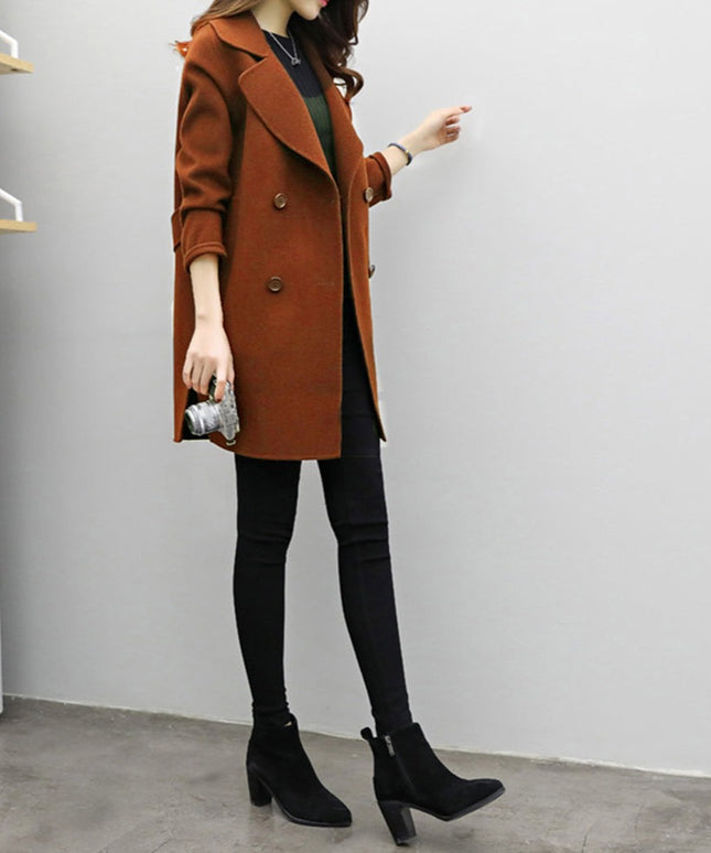 Damski płaszcz dwurzędowy z wycięciem po bokach