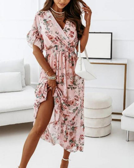 Sukienka midi w kwiatki z podkreśloną talią