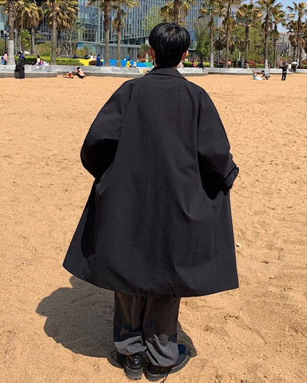 Męski płaszcz czterorzędowy zapinany na guziki