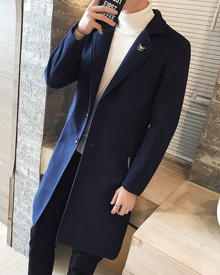 Męski płaszcz zapinany na guziki o kroju trencza