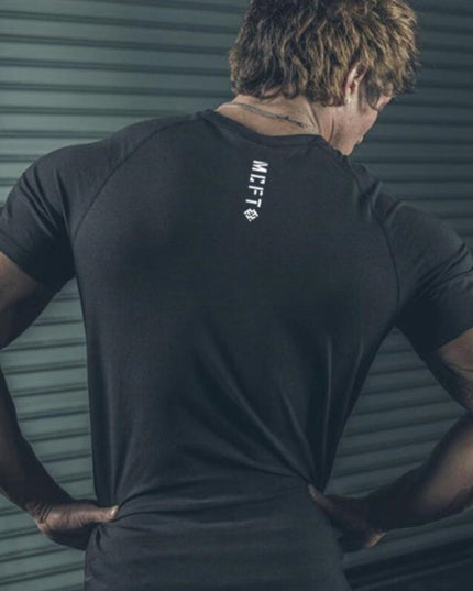 Męski T-shirt o dopasowanym kroju z napisem na plecach