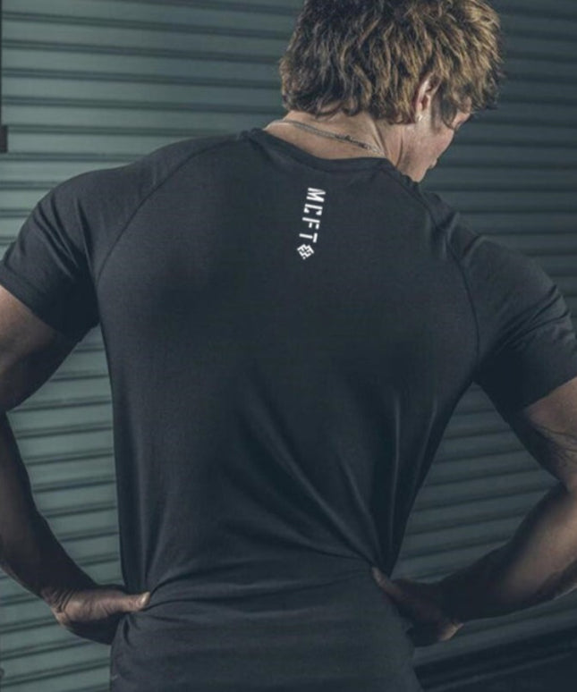 Męski T-shirt o dopasowanym kroju z napisem na plecach