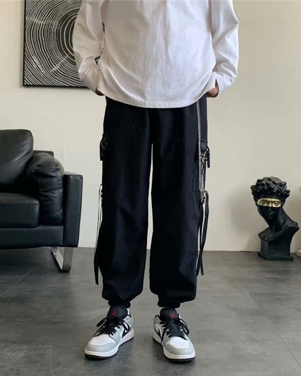 Męskie spodnie bojówki z ozdobnym łańcuchem