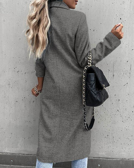 Damski płaszcz o klasycznym kroju długości za kolano