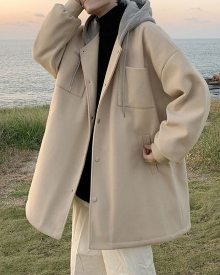 Męski płaszcz z kapturem zapinany na zatrzaski