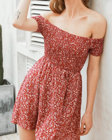 Letnia sukienka mini z odkrytymi ramionami w kwieciste wzory