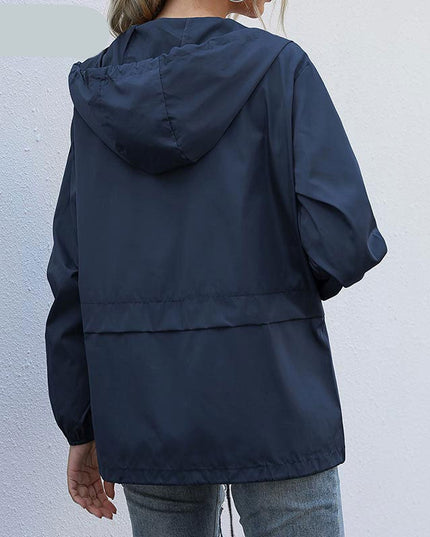 Damska kurtka przejściowa z kapturem wiązana w talii