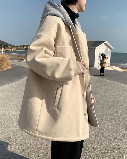 Męski płaszcz z kapturem zapinany na zatrzaski