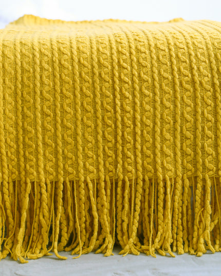 Pleciony koc z fakturą i frędzlami