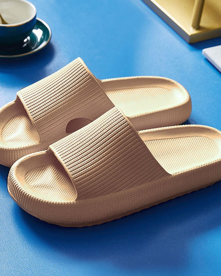 Miękkie klapki na platformie w modnym fasonie