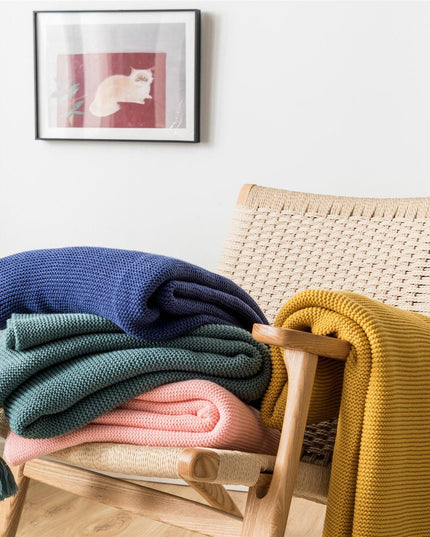 Klasyczny pled dziergany z ozdobnymi frędzlami