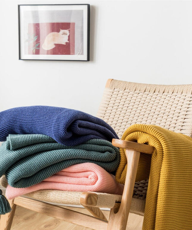 Klasyczny pled dziergany z ozdobnymi frędzlami