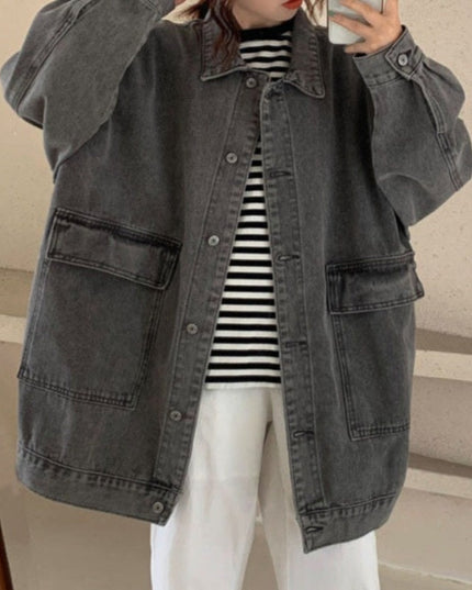 Damska kurtka jeansowa o kroju oversize z dużymi kieszeniami