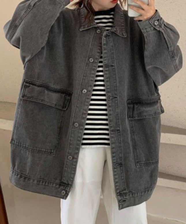 Damska kurtka jeansowa o kroju oversize z dużymi kieszeniami