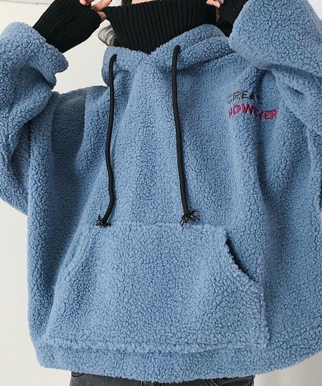 Damska bluza polarowa z kapturem i nadrukiem