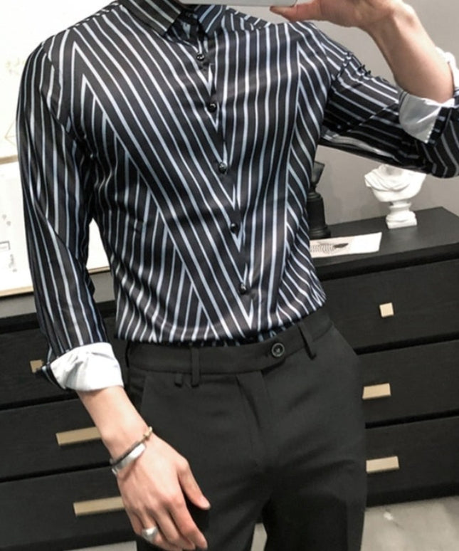 Męska koszula w paski o prostym kroju