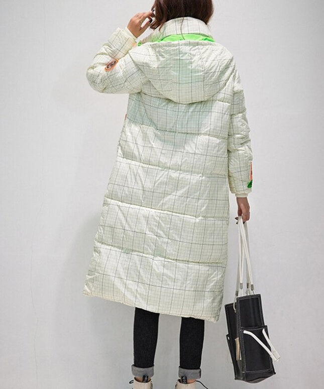 Damska kurtka zimowa z połyskującego materiału z kolorowymi wstawkami