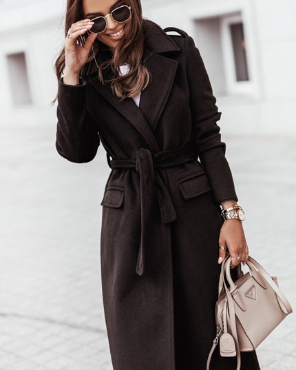 Damski płaszcz za kolano z klapami