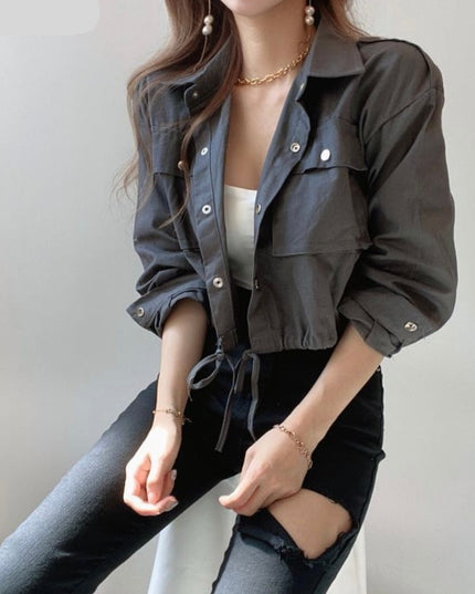 Damska kurtka przejściowa z kieszeniami długości crop