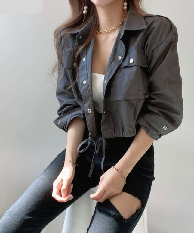 Damska kurtka przejściowa z kieszeniami długości crop