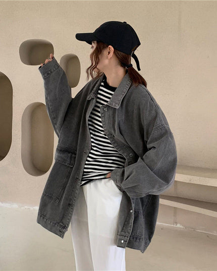 Damska kurtka jeansowa o kroju oversize z dużymi kieszeniami