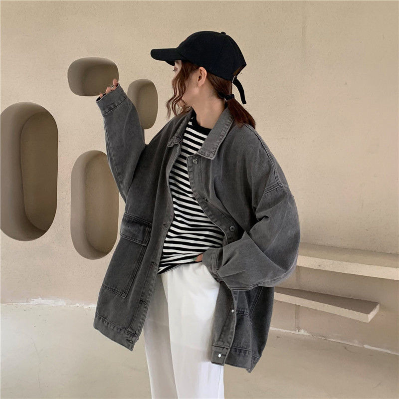 Damska kurtka jeansowa o kroju oversize z dużymi kieszeniami