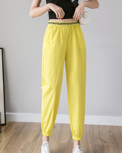 Damskie spodnie dresowe wykończone ozdobną gumą