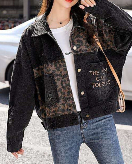 Damska kurtka jeansowa z napisami i wstawkami w zwierzęcy wzór