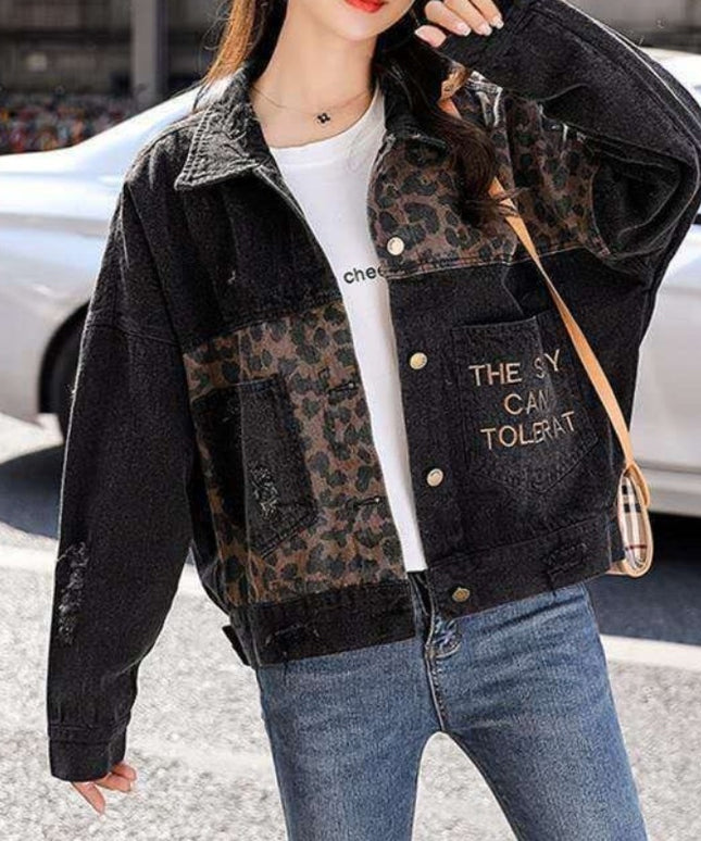 Damska kurtka jeansowa z napisami i wstawkami w zwierzęcy wzór
