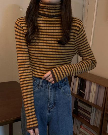 Damski sweter z golfem w paski