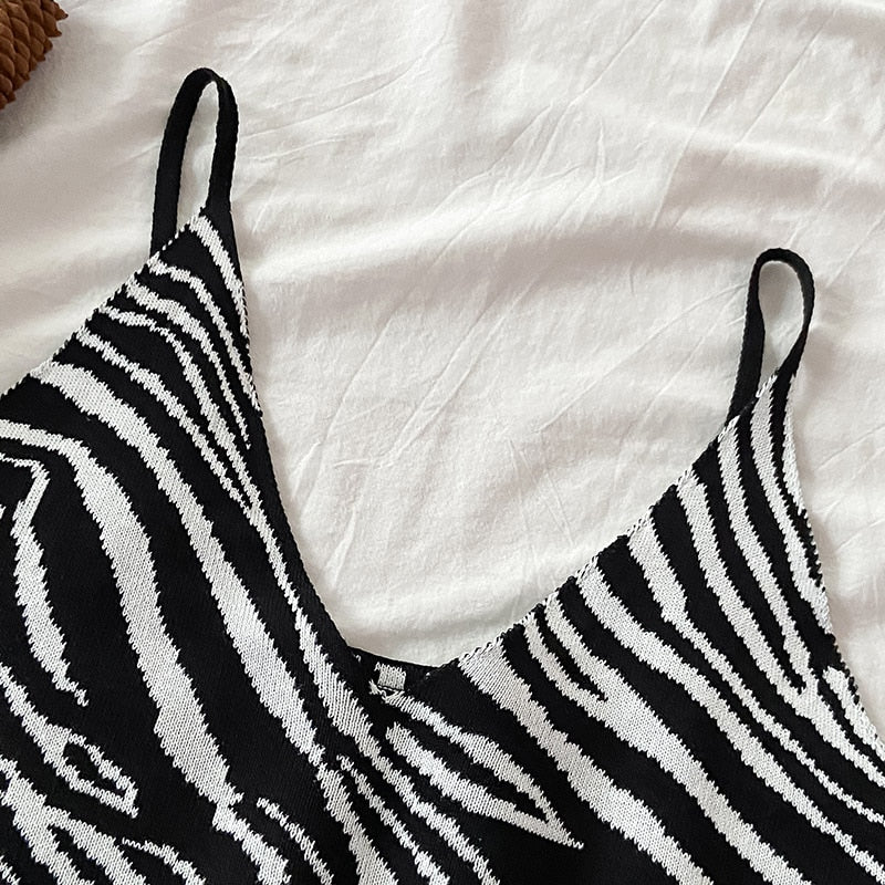 Damski crop top na ramiączkach we wzór zebry