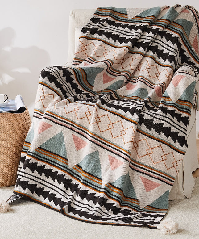 Koc we wzory w stylu BOHO z frędzlami