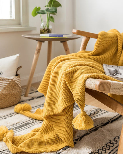 Klasyczny pled dziergany z ozdobnymi frędzlami