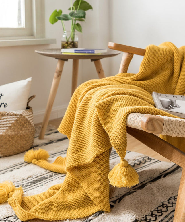 Klasyczny pled dziergany z ozdobnymi frędzlami