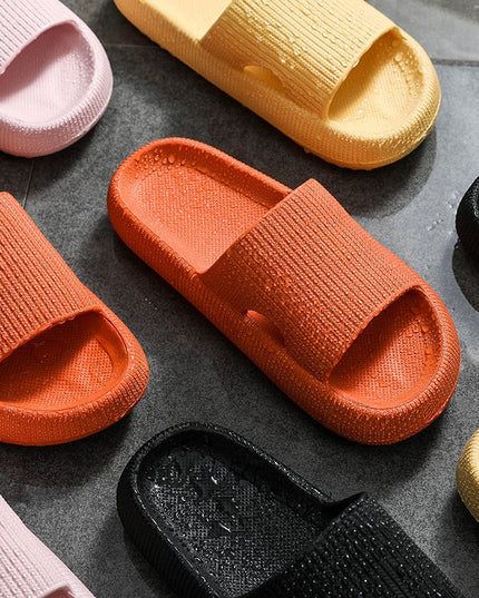 Miękkie klapki na platformie w modnym fasonie