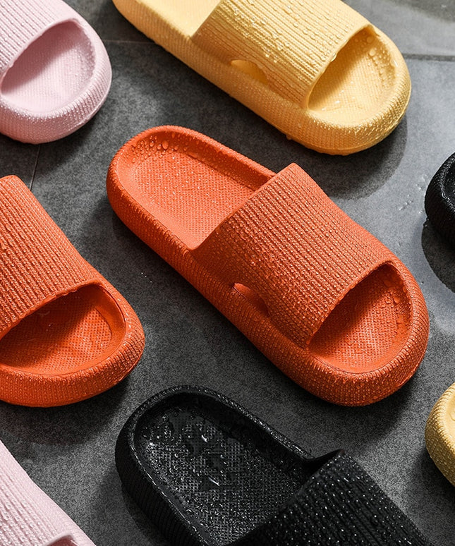 Miękkie klapki na platformie w modnym fasonie