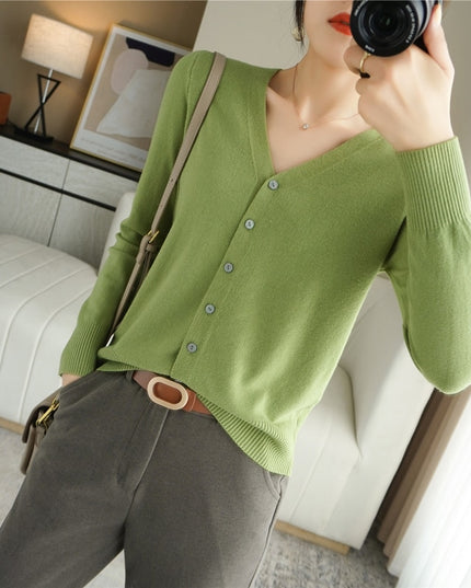 Damski sweter typu kardigan zapinany na guziki