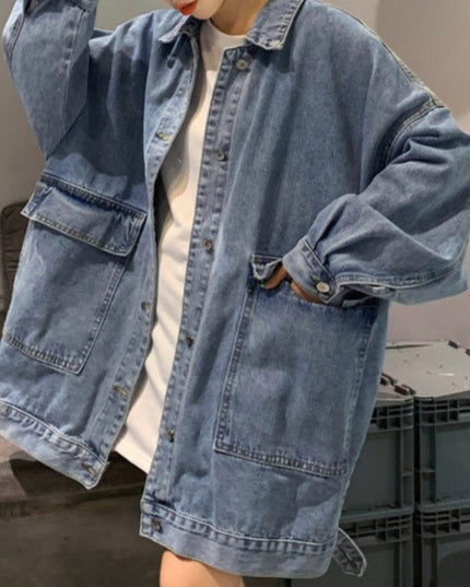 Damska kurtka jeansowa o kroju oversize z dużymi kieszeniami